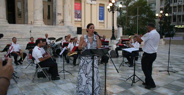 Συναυλία της φιλαρμονικής ορχήστρας του Δήμου Πειραιά στον προαύλιο χώρο του Δημοτικού Θεάτρου