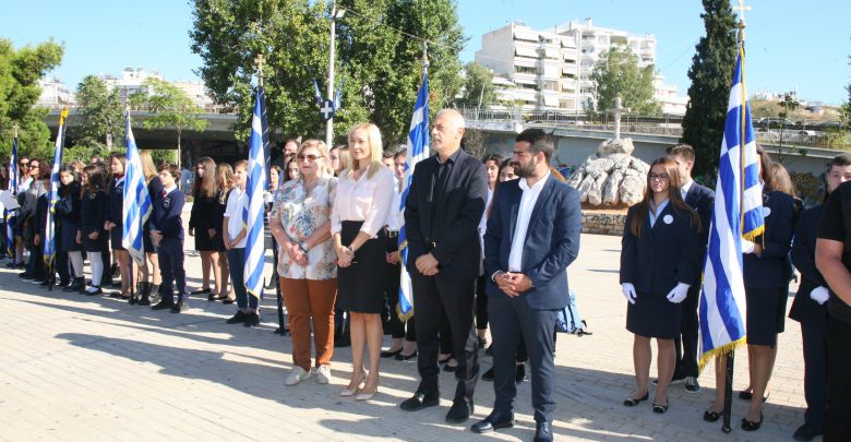 O Δήμαρχος Πειραιά Γιάννης Μώραλης στην επιμνημόσυνη δέηση για τον εορτασμό της 28ης Οκτωβρίου  στο Νέο Φάληρο