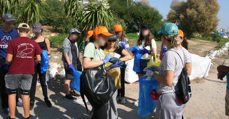 Εθελοντικός καθαρισμός στην παραλία της Φρεαττύδας από μαθητές του Ζαννείου Πειραματικού Λυκείου
