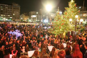 Μαγικά Χριστούγεννα στον Πειραιά με τη φωταγώγηση του Χριστουγεννιάτικου δέντρου στο Δημοτικό Θέατρο και με  το Street Party στην Τρούμπα