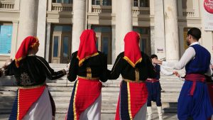 Παραδοσιακά κάλαντα τραγούδια και χορούς παρουσίασαν χορωδίες και συγκροτήματα πολιτιστικών συλλόγων του Πειραιά στο Δημοτικό Θέατρο