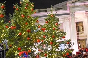 Μαγικά Χριστούγεννα στον Πειραιά με τη φωταγώγηση του Χριστουγεννιάτικου δέντρου στο Δημοτικό Θέατρο και με  το Street Party στην Τρούμπα
