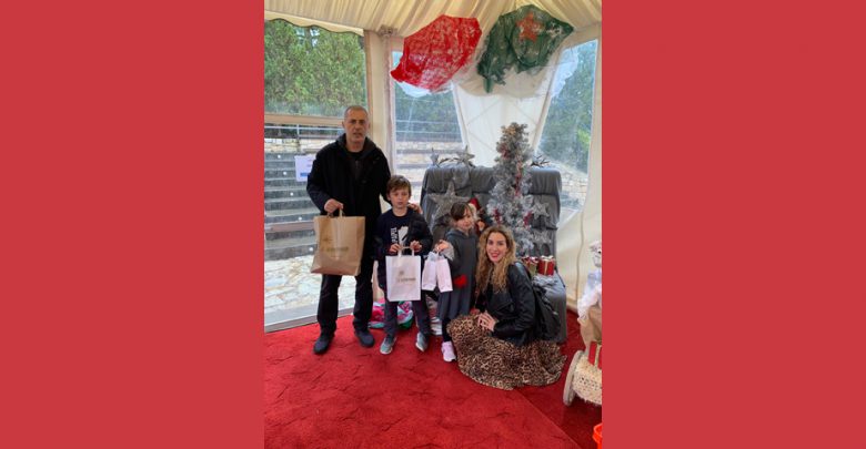 Ο Δήμαρχος Πειραιά Γιάννης Μώραλης στο Χριστουγεννιάτικο bazaar του Χατζηκυριάκειου Ιδρύματος Παιδικής Προστασίας