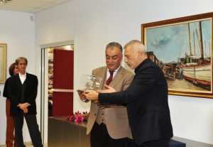 Ο Δήμαρχος Πειραιά Γιάννης Μώραλης εγκαινίασε την αίθουσα ιστορικής μνήμης στα γραφεία του Συλλόγου Εκτελωνιστών &#8211; Τελωνειακών Αντιπροσώπων Πειραιώς &#8211; Αθηνών