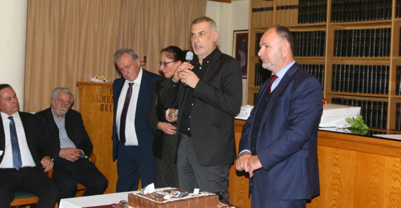 Ο Δήμαρχος Πειραιά Γιάννης Μώραλης στην κοπή της πρωτοχρονιάτικης πίτας του Βιοτεχνικού Επιμελητηρίου Πειραιά