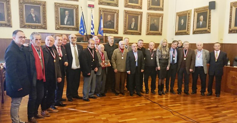 Ο Δήμαρχος Πειραιά Γιάννης Μώραλης βράβευσε τους Βετεράνους ποδοσφαιριστές του Ολυμπιακού στην αίθουσα του Δημοτικού Συμβουλίου