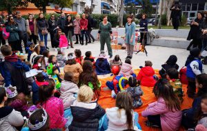 Κέφι,χορός και παιχνίδι στην παιδική Αποκριάτικη εκδήλωση, στην πλατεία Πηγάδας, από τον Δήμο Πειραιά