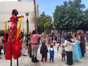 Κέφι,χορός και παιχνίδι στην παιδική Αποκριάτικη εκδήλωση, στην πλατεία Πηγάδας, από τον Δήμο Πειραιά
