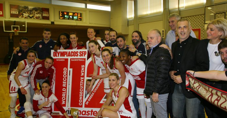 Ο Δήμαρχος Πειραιά  Γιάννης Μώραλης βράβευσε την ομάδα μπάσκετ γυναικών  του Ολυμπιακού για τις 112 συνεχόμενες νίκες της