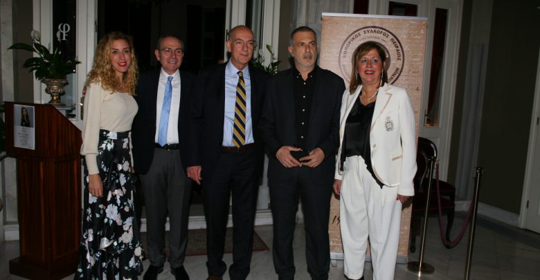 Ο Δήμαρχος Πειραιά Γιάννης Μώραλης στην εκδήλωση για τα 120 χρόνια του Εμπορικού Συλλόγου της πόλης