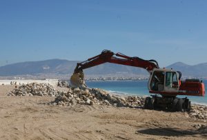 Καθαρισμός  της παραλίας Φρεαττύδας  απο τον Δήμο Πειραιά
