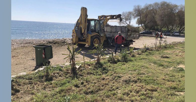 Καθαρισμός  της παραλίας Φρεαττύδας  απο τον Δήμο Πειραιά