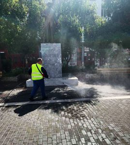 Προληπτική απολύμανση κοινόχρηστων χώρων και οχημάτων του τομέα καθαριότητας από τον Δήμο Πειραιά