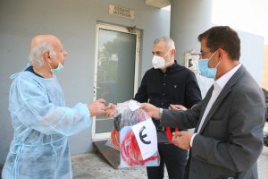 Ο Δήμαρχος Πειραιά Γιάννης Μώραλης παρέδωσε ασπίδες προστασίας προσώπου στο κέντρο υγείας Καμινίων