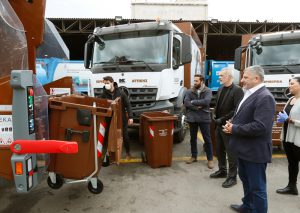Ο Περιφερειάρχης Αττικής Γ. Πατούλης παρέδωσε σήμερα στον Δήμαρχο Πειραιά Γ. Μώραλη 5 απορριμματοφόρα και 600 καφέ κάδους για τη συλλογή οργανικών  αποβλήτων