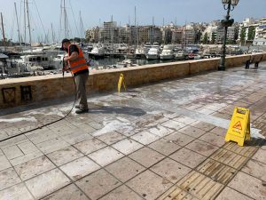 Επιχείρηση καθαρισμού στο παραλιακό μέτωπο της Ζέας από τον Δήμο Πειραιά