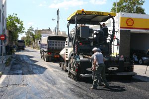Αυτοψία Δημάρχου Πειραιά Γιάννη Μώραλη σε νέα έργα ασφαλτοστρώσεων σε δρόμους της Γ΄Δημοτικής Κοινότητας