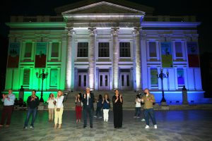 Ο Δήμος Πειραιά τίμησε την Παγκόσμια Ημέρα Νοσηλευτή με τη συμβολική φωταγώγηση του Δημοτικού Θεάτρου στα χρώματα της στολής των νοσηλευτών