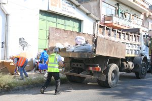 Συνεχίζονται οι επιχειρήσεις καθαρισμού κοινόχρηστων χώρων από τον Δήμο Πειραιά