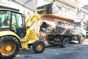 Συνεχίζονται οι επιχειρήσεις καθαρισμού κοινόχρηστων χώρων από τον Δήμο Πειραιά