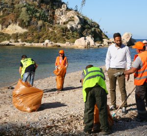 Εργασίες καθαρισμού στην παραλία Βοτσαλάκια από τον Δήμο Πειραιά
