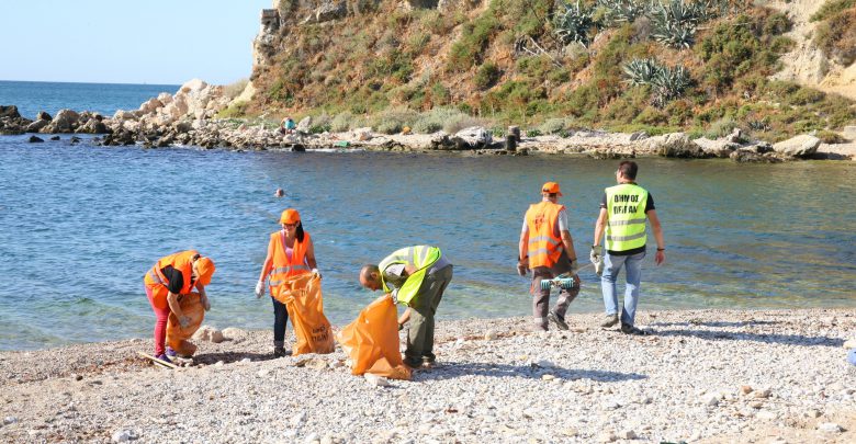 Εργασίες καθαρισμού στην παραλία Βοτσαλάκια από τον Δήμο Πειραιά