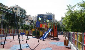 Ανακατασκευή και σύγχρονα παιχνίδια στην παιδική χαρά της πλατείας Κανάρη από τον Δήμο Πειραιά
