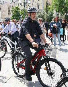 Ο Δήμαρχος Πειραιά Γιάννης Μώραλης σε εκδήλωση για την παγκόσμια ημέρα ποδηλάτου