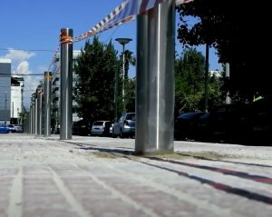 Νέα κολωνάκια και κιγκλιδώματα σε πεζοδρόμια και πεζόδρομους από τον Δήμο Πειραιά
