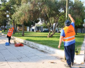 Επιχείρηση καθαρισμού και εξωραϊσμού της πλατείας Καραϊσκάκη από τον Δήμο Πειραιά