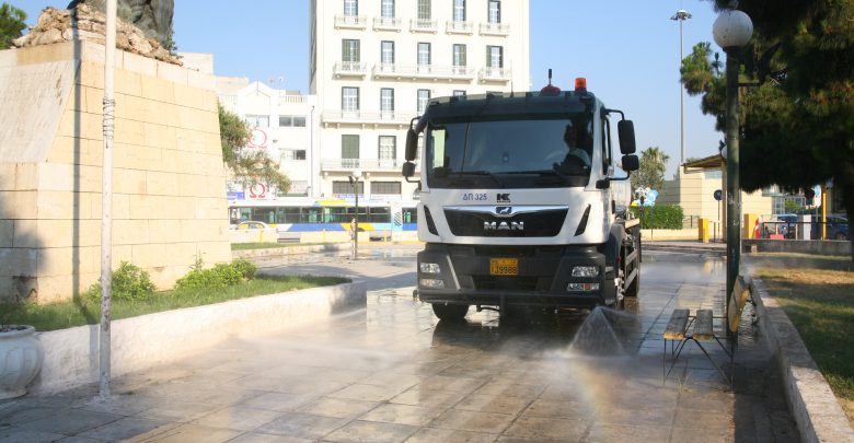 Επιχείρηση καθαρισμού και εξωραϊσμού της πλατείας Καραϊσκάκη από τον Δήμο Πειραιά