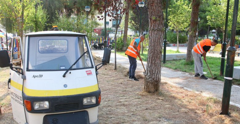 Εργασίες ανανέωσης του πρασίνου και εξωραϊσμού στην πλατεία Πηγάδας από τον Δήμο Πειραιά