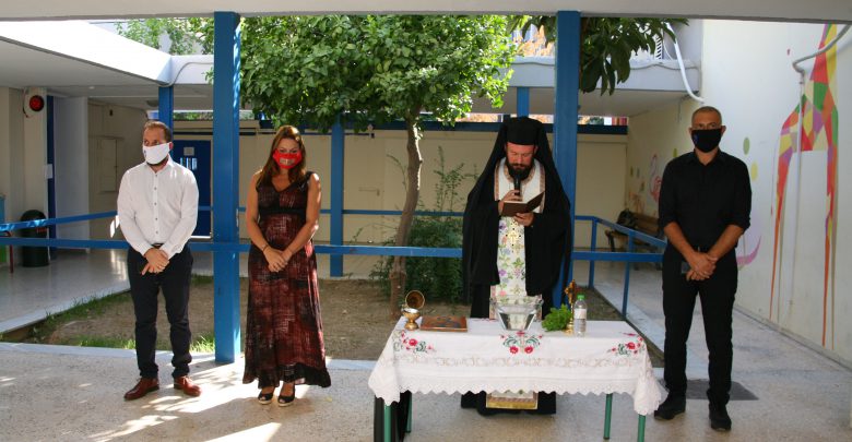 Ο Δήμαρχος Πειραιά Γιάννης Μώραλης στην τελετή Αγιασμού σχολείων της πόλης