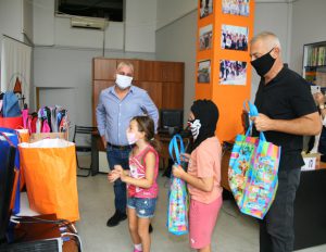 Ο Δήμος Πειραιά συγκέντρωσε σχολικά είδη στη δράση του «Όλοι Μαζί Μπορούμε»