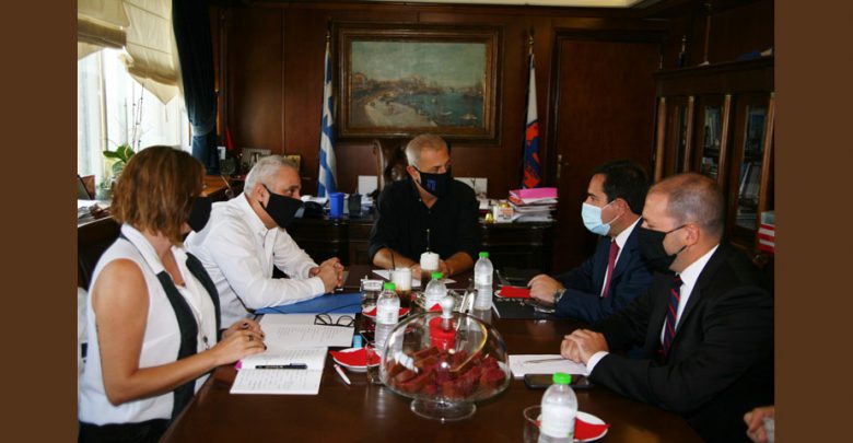 Συνάντηση του Δημάρχου Πειραιά Γιάννη Μώραλη με τον Υπουργό Μετανάστευσης και Ασύλου Νότη Μηταράκη