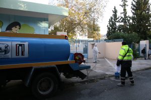 Kαθαρισμός και απολύμανση κοινόχρηστων χώρων στις πέντε Δημοτικές Κοινότητες από τον Δήμο Πειραιά