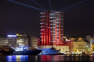 Υπερθέαμα στον Πειραιά- Φαντασμαγορικές εικόνες από τη φωταγώγηση του Πύργου
