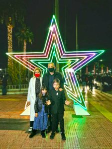 Ο Δήμαρχος Πειραιά Γιάννης Μώραλης φωταγώγησε το χριστουγεννιάτικο δένδρο στον προαύλειο χώρο του Δημοτικού Θεάτρου