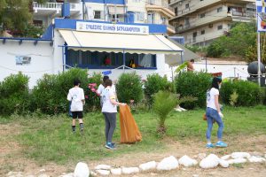 Εθελοντικός καθαρισμός στην παραλία της Φρεαττύδας   από «Το Χαμόγελο του Παιδιού» με την υποστήριξη του Δήμου Πειραιά