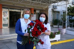 Ο Δήμος Πειραιά τίμησε  τη γιορτή της Μητέρας  Χιλιάδες τριαντάφυλλα προσφέρθηκαν στις Πειραιώτισσες μητέρες σε διάφορα σημεία της πόλης και στα δύο μεγάλα νοσοκομεία  Τζάνειο και Μεταξά