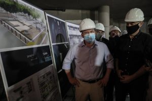 Ο Δήμαρχος Πειραιά Γιάννης Μώραλης και ο Υπουργός Υποδομών  και  Μεταφορών  Κώστας Καραμανλής  στο εργοτάξιο του σταθμού μετρό «Δημοτικό Θέατρο»