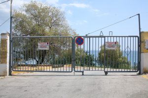 Ο Δήμος Πειραιά τοποθέτησε πόρτες εισόδου  στις παραλίες Βοτσαλάκια και Φρεαττύδα