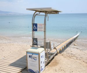 Σύστημα πρόσβασης στην παραλία Βοτσαλάκια  για άτομα με αναπηρία από τον Δήμο Πειραιά
