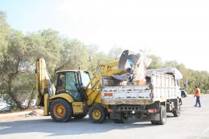 Επιχείρηση καθαρισμού σε  χώρο του Σ.Ε.Φ. από τον Δήμο Πειραιά