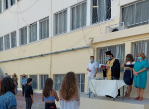 Ο Δήμαρχος Πειραιά Γιάννης Μώραλης  στην τελετή Αγιασμού σχολείων της πόλης