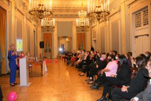 Το Δημοτικό Θέατρο Πειραιά φωταγωγήθηκε ροζ για τον καρκίνο του μαστού 