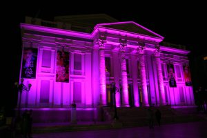 Το Δημοτικό Θέατρο Πειραιά φωταγωγήθηκε ροζ για τον καρκίνο του μαστού 