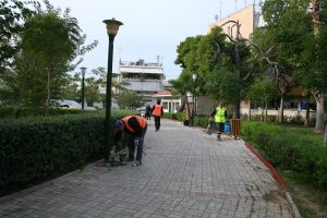 Επιχείρηση καθαρισμού  στην πλατεία Αργυροκάστρου  στη Δ&#8217; Δημοτική Κοινότητα από τον Δήμο Πειραιά