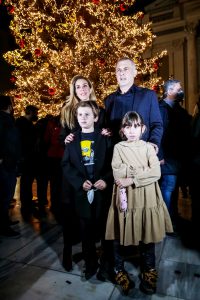 Ο  Δήμαρχος Πειραιά Γιάννης Μώραλης φωταγώγησε το Χριστουγεννιάτικο δένδρο στον προαύλιο χώρο του Δημοτικού Θεάτρου