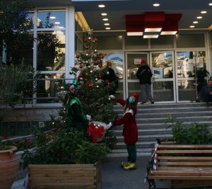 Χριστουγεννιάτικες δράσεις αλληλεγγύης από τον Δήμο Πειραιά   στα νοσοκομεία «Τζάνειο» και «Μεταξά» 